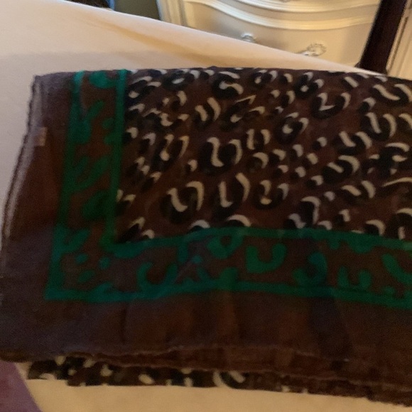 Animal print sheer scarf with a green contrasting border print - Picture 7 of 9